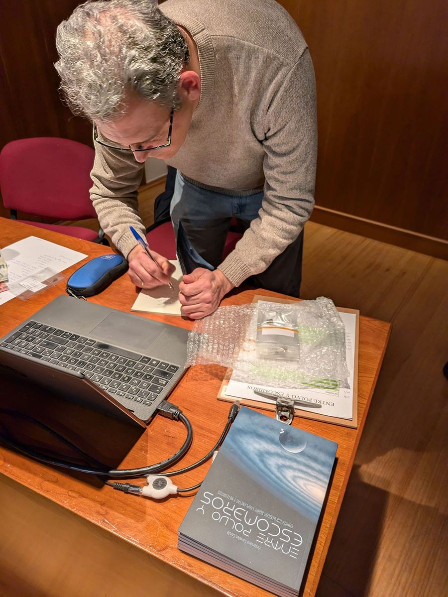 Fotografía de la actividad: Crónica de la presentación del libro "Entre polvo y escombros" de Victoriano Canales (8)