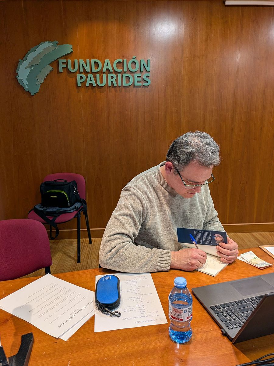 Fotografía de la actividad: Crónica de la presentación del libro "Entre polvo y escombros" de Victoriano Canales (9)