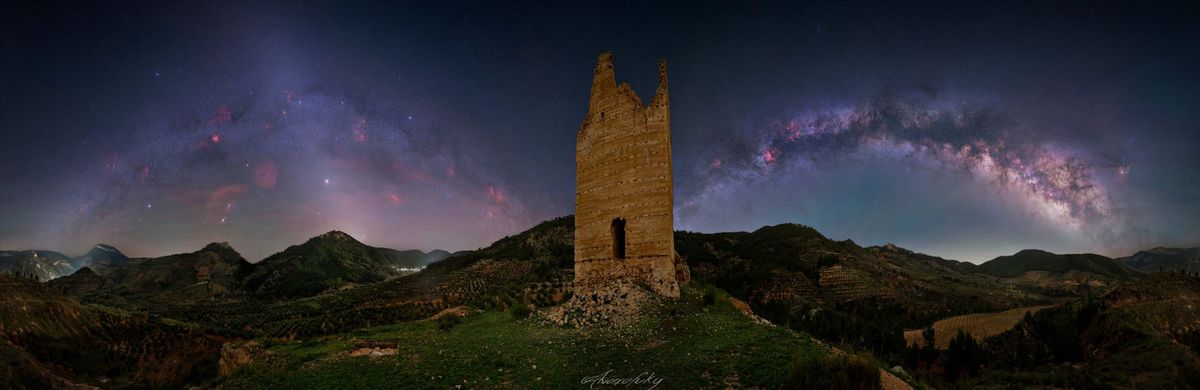 Fotografía de la actividad: Álvaro Huerta, miembro de la Asociación de Amigos de la Astronomia de Elda, galardonado con el Primer Premio de Astrofotografía en la categoría Astropaisaje del Calendario FAAE 2026