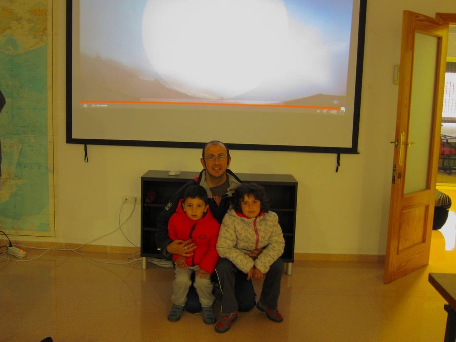 Fotografía de la actividad: Los Amigos de la Astronomía de Elda, logran captar imágenes del tránsito del planeta Mercurio por delante del Sol. (1)