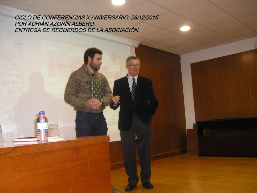 Fotografía de la actividad: ÉXITO DE LA CONFERENCIA DE ADRIÁN AZORÍN. (3)