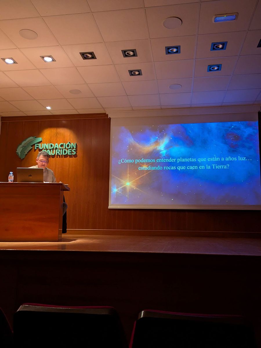 Fotografía de la actividad: Crónica de la presentación del libro "Entre polvo y escombros" de Victoriano Canales (4)