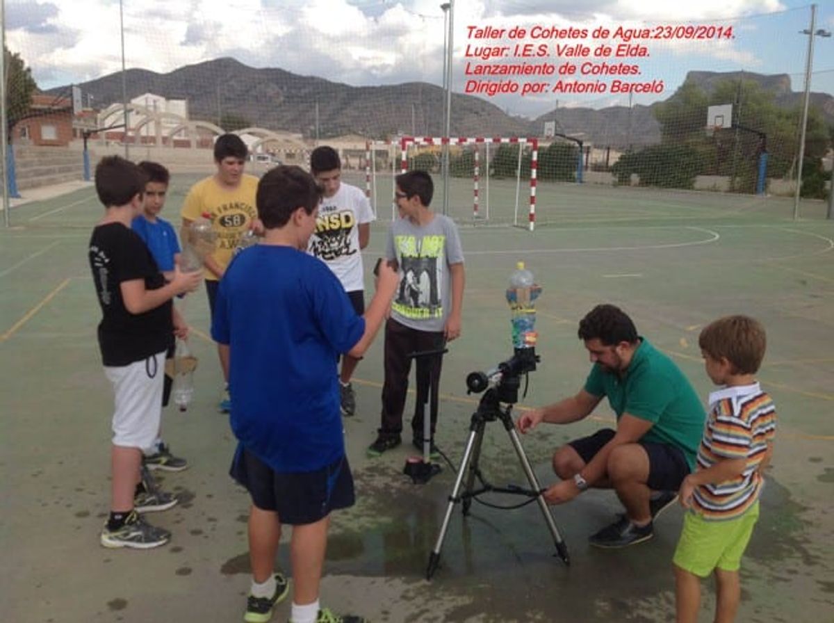 Fotografía de la actividad: Taller de cohetes de agua en el I.E.S. Valle de Elda