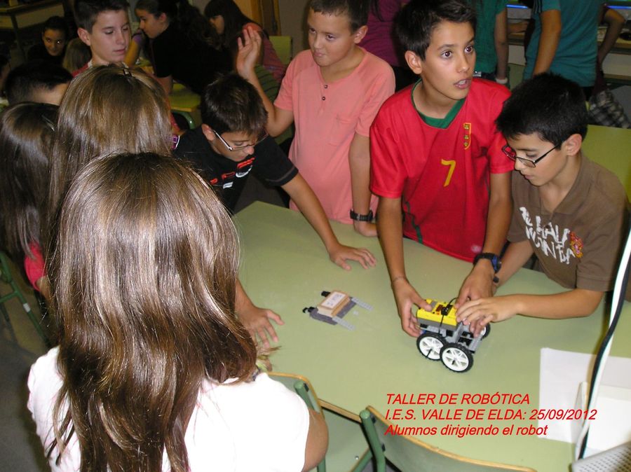 Fotografía de la actividad: Taller de Robótica en IES Valle de Elda (1)