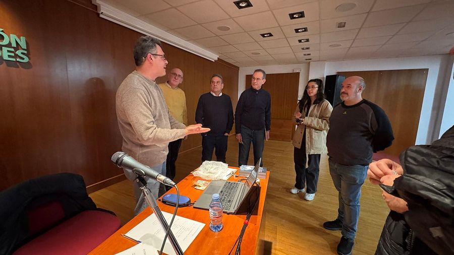 Fotografía de la actividad: Crónica de la presentación del libro "Entre polvo y escombros" de Victoriano Canales (12)