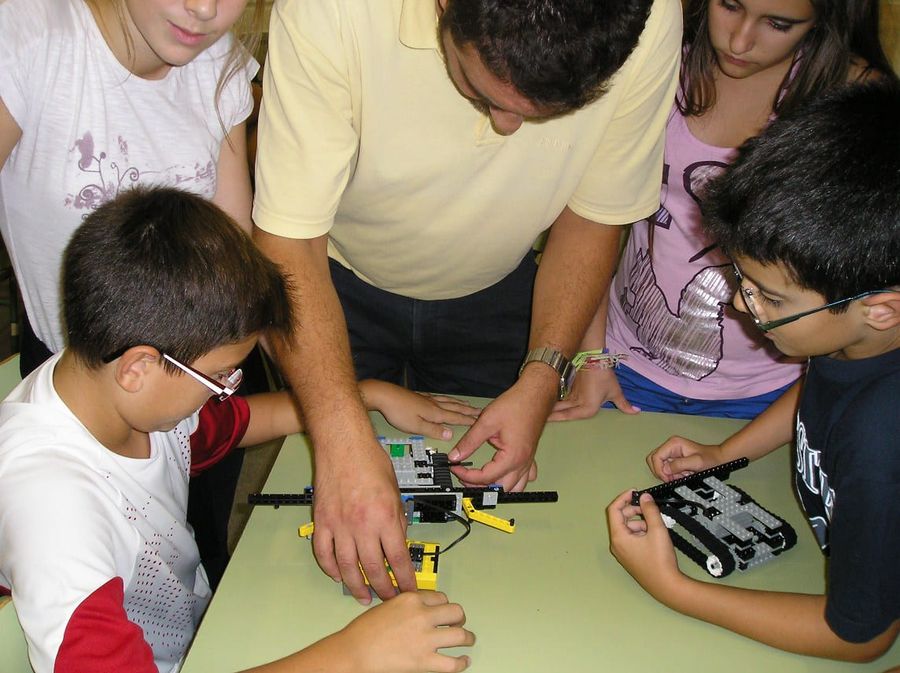 Fotografía de la actividad: Taller de Robótica en IES Valle de Elda (3)
