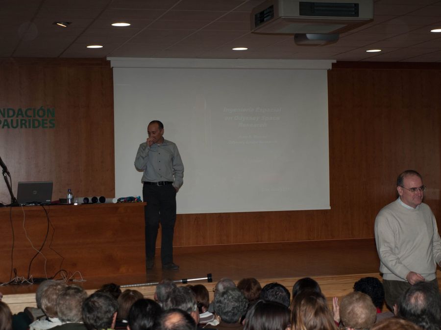 Fotografía de la actividad: Encuentros con la ciencia. Juan Senent (10)