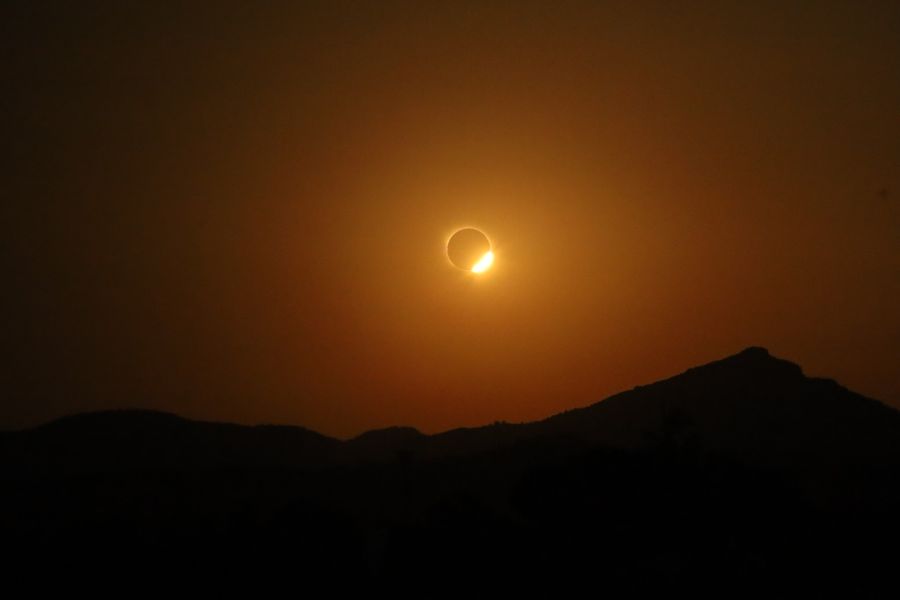 Anillo de diamantes sobre la sierra