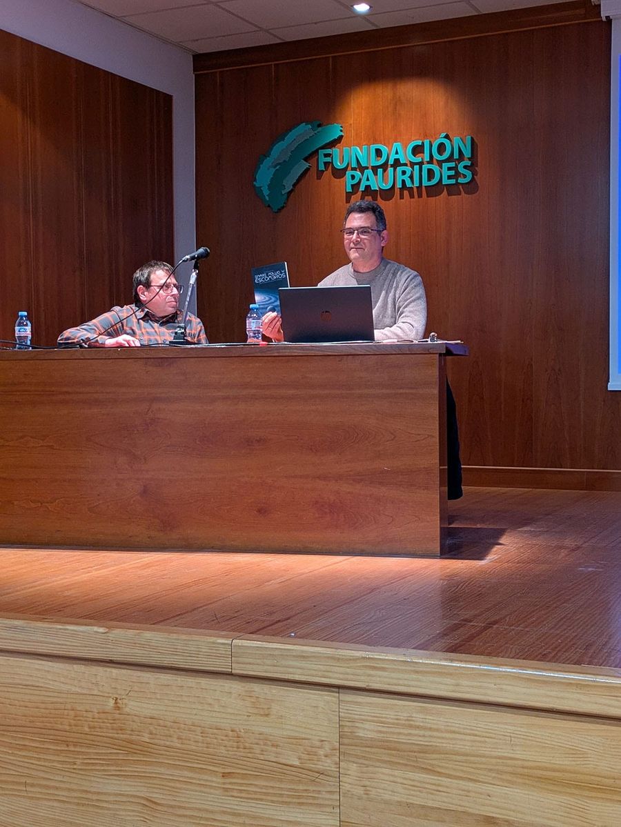 Fotografía de la actividad: Crónica de la presentación del libro "Entre polvo y escombros" de Victoriano Canales (3)