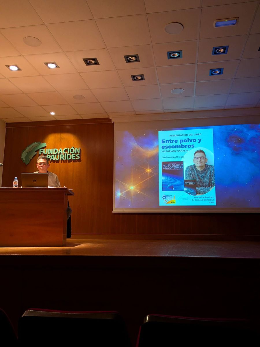 Fotografía de la actividad: Crónica de la presentación del libro "Entre polvo y escombros" de Victoriano Canales (5)