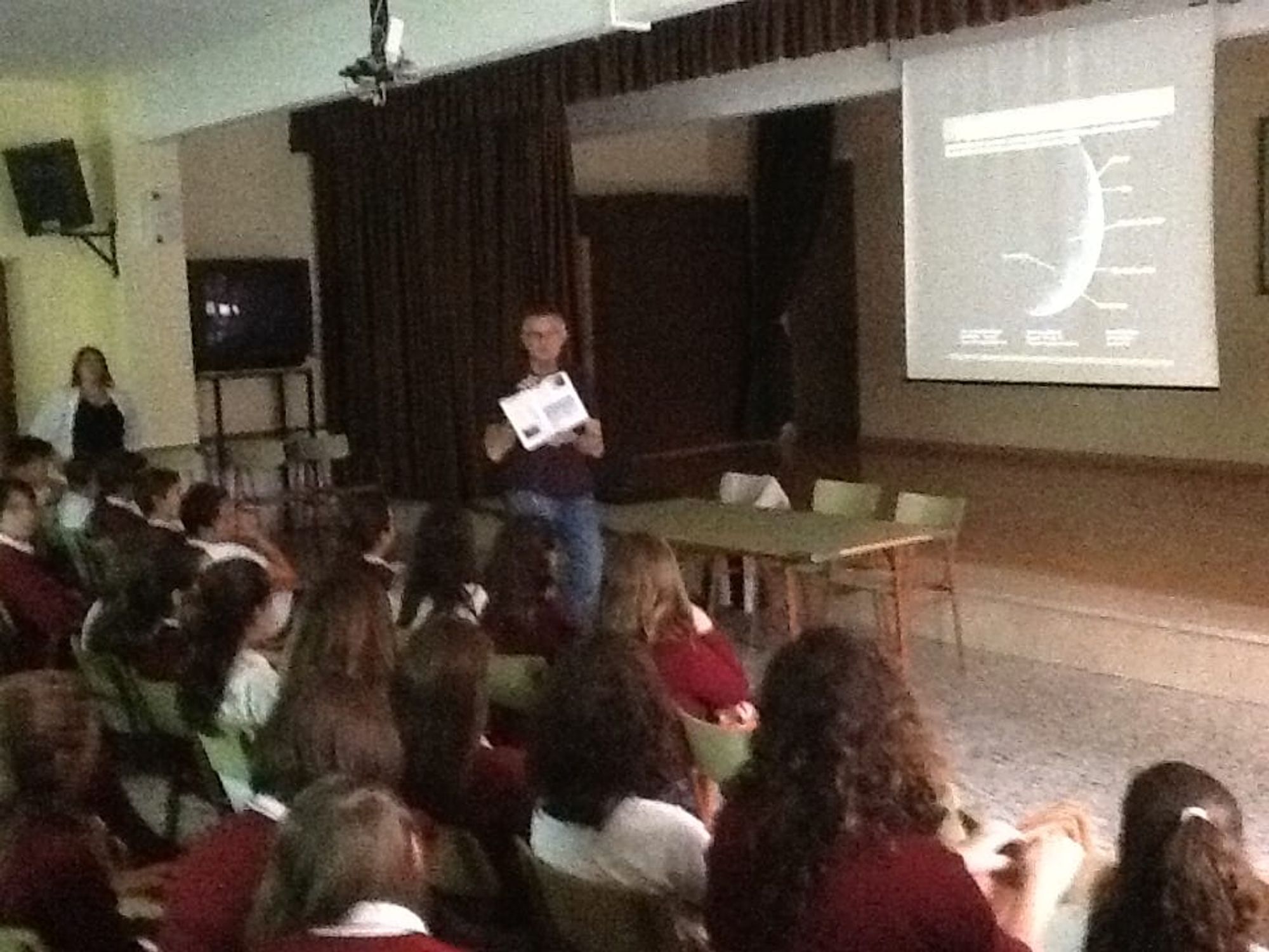Fotografía de la actividad: Divulgación en Centros de Enseñanza. Las Carmelitas de Elda.