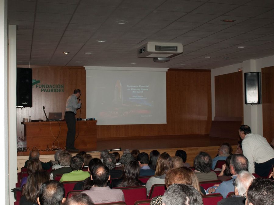 Fotografía de la actividad: Encuentros con la ciencia. Juan Senent (13)