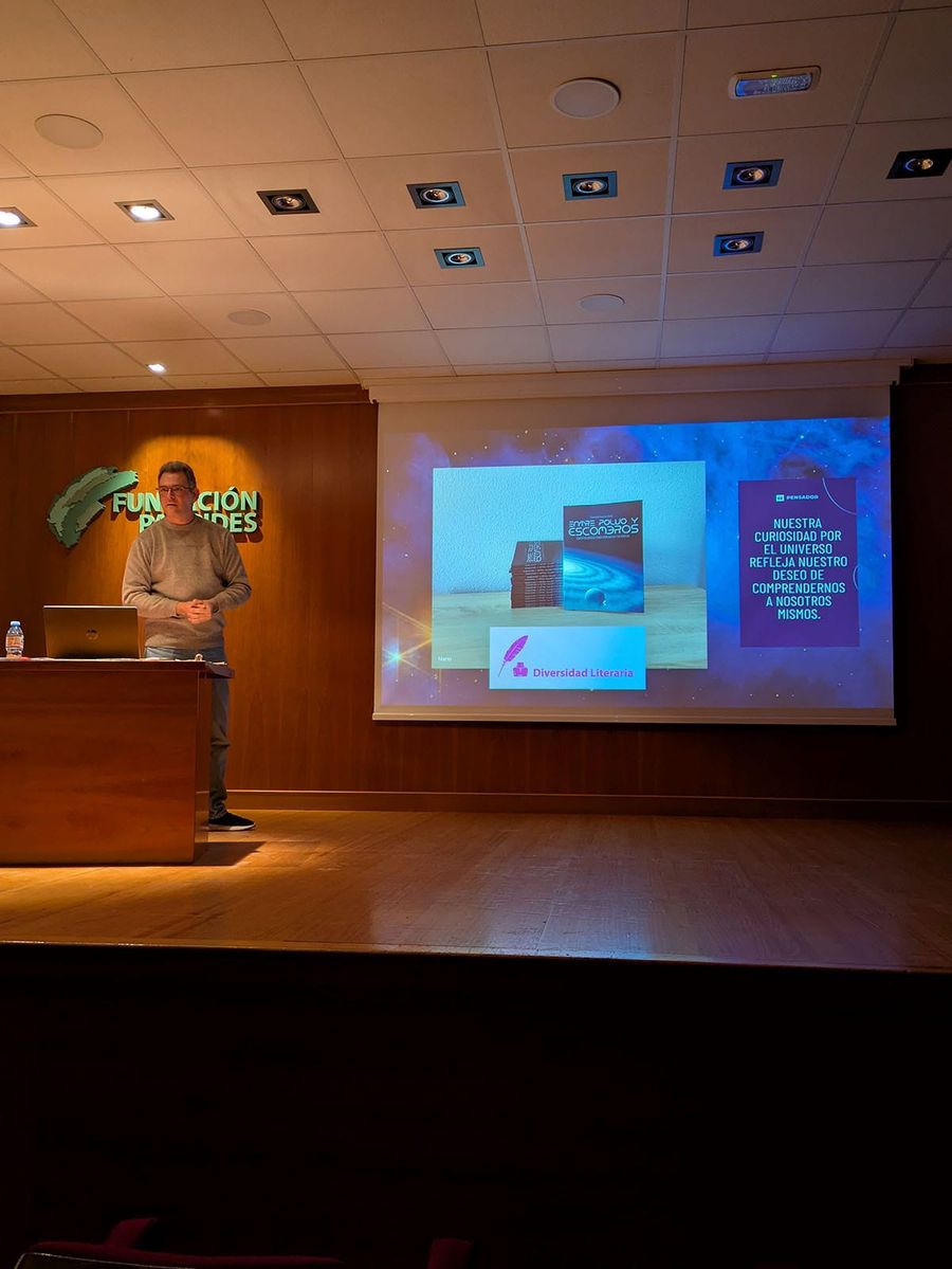 Fotografía de la actividad: Crónica de la presentación del libro "Entre polvo y escombros" de Victoriano Canales (7)