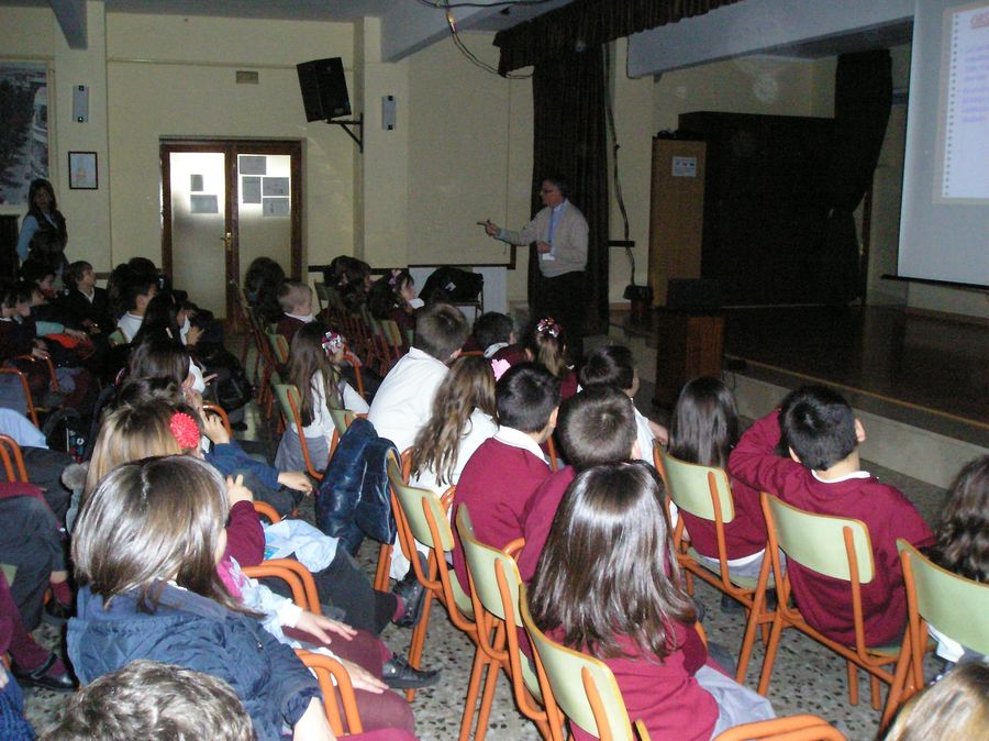 Fotografía de la actividad: Divulgación en Centros de Enseñanza. Colegio de las Carmelitas (2)