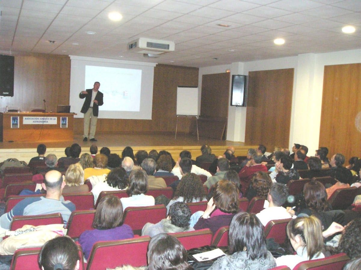 Fotografía de la actividad: Conferencia del astrofísico David Galadí: 10/02/2009