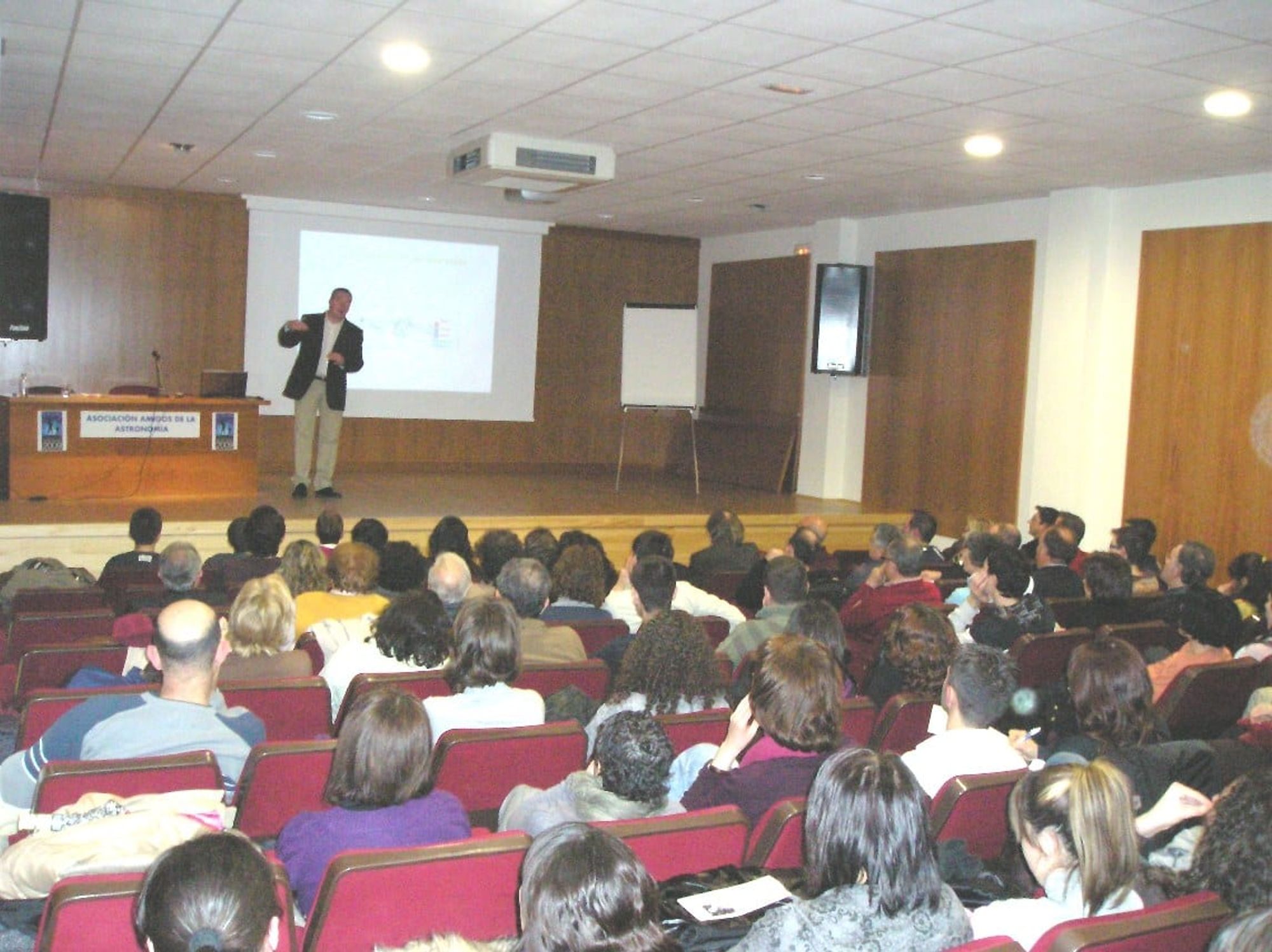 Fotografía de la actividad: Conferencia del astrofísico David Galadí: 10/02/2009