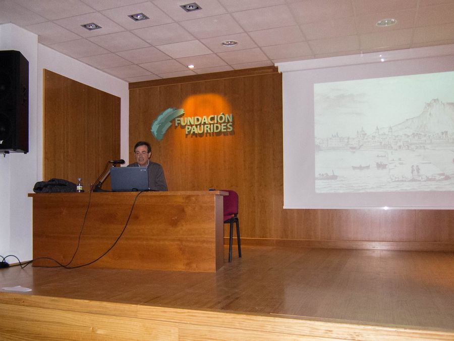 Fotografía de la actividad: Charla Jorge Juan y la Astronomía en España (1)