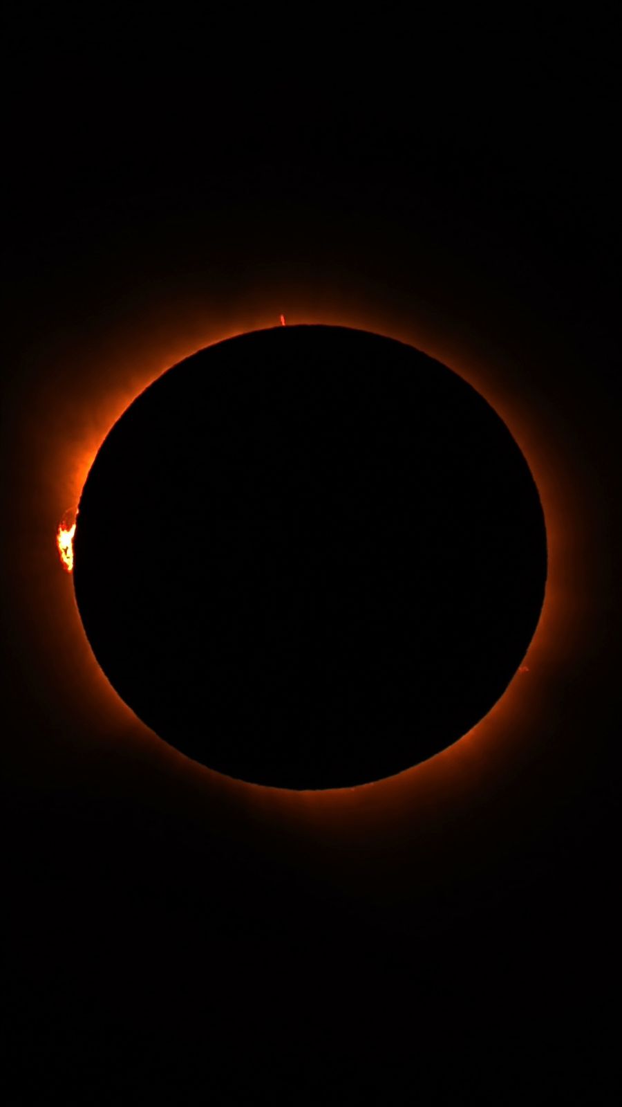 Corona solar con una protuberancia visible