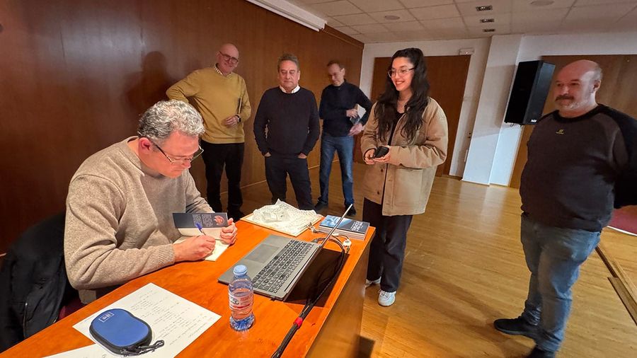 Fotografía de la actividad: Crónica de la presentación del libro "Entre polvo y escombros" de Victoriano Canales (13)
