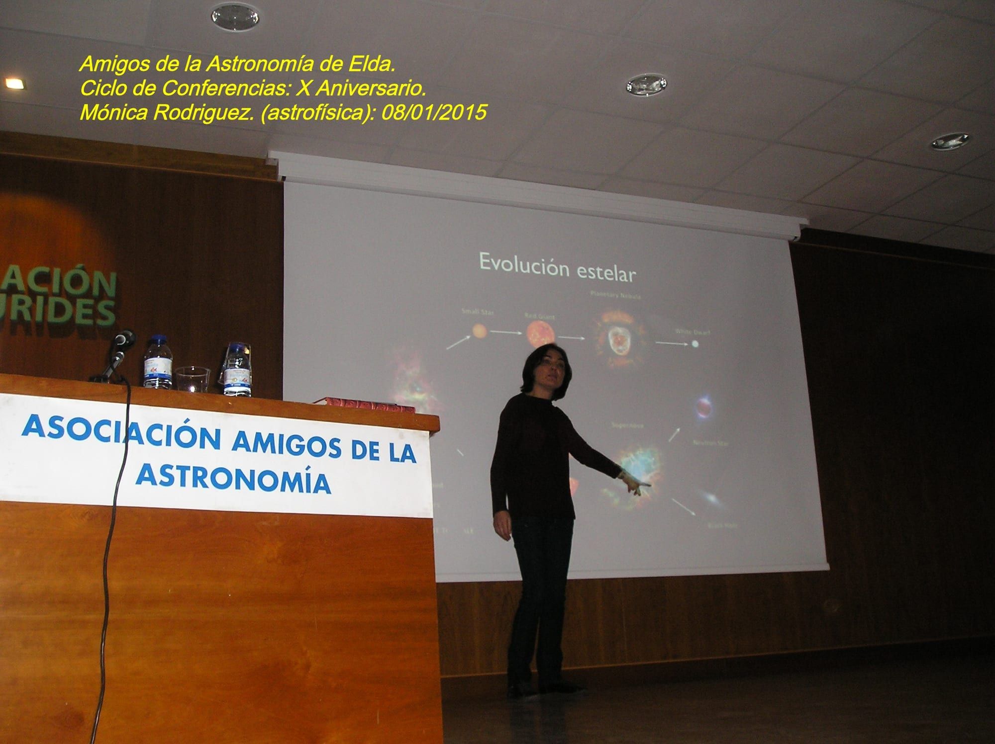 Fotografía de la actividad: La Astrofísica Mónica Rodríguez nos acerca a las Estrellas.