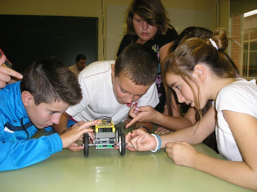 Fotografía de la actividad: Taller de Robótica en IES Valle de Elda (4)