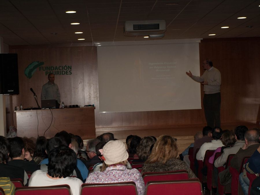 Fotografía de la actividad: Encuentros con la ciencia. Juan Senent (9)