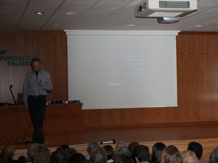 Fotografía de la actividad: Encuentros con la ciencia. Juan Senent (16)