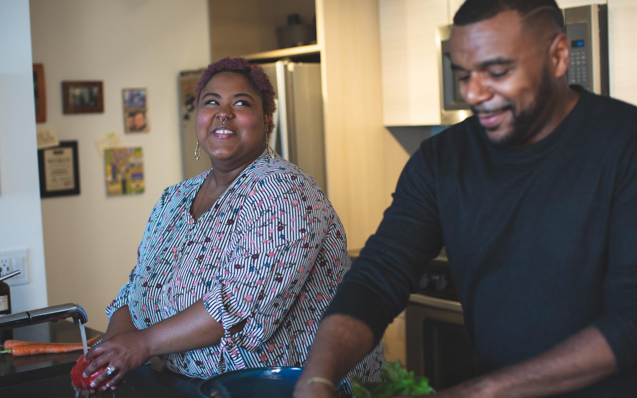 Dos personas cocinando juntas