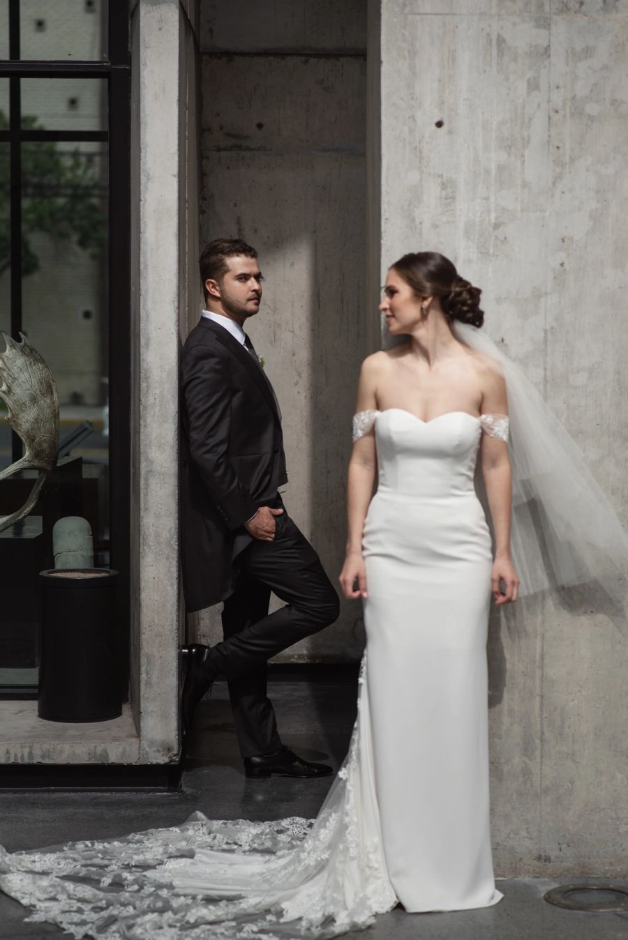 Novios frente a un muro de concreto