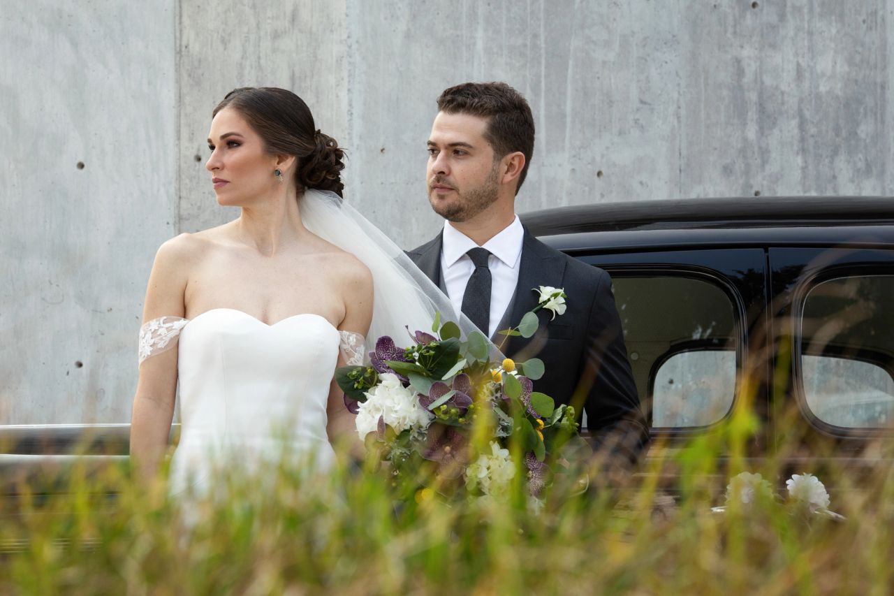 Novios junto a un auto antiguo