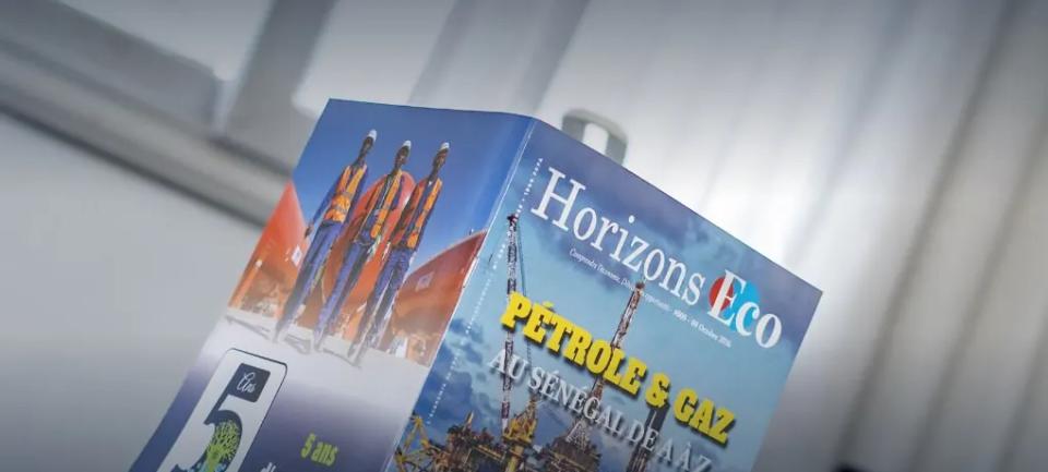 Le numéro 1 d'Horizons Eco, « Pétrole et gaz au Sénégal de A à Z », posé debout sur une table
