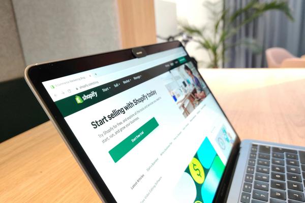 Scaling Conversions: Why Next.js and SSR Win for Modern E-Commerce SEO Scaling Conversions: Why Next.js and SSR Win for Modern E-Commerce SEO
