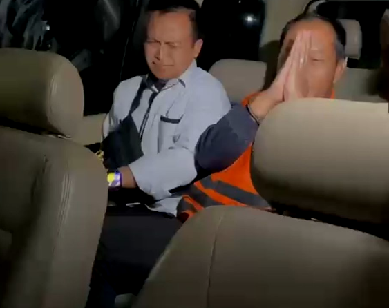 Jaksa Tri Taruna Fariadi resmi ditahan KPK dan mengenakan rompi oranye usai diperiksa sebagai tersangka kasus dugaan pemerasan di Kalimantan Selatan