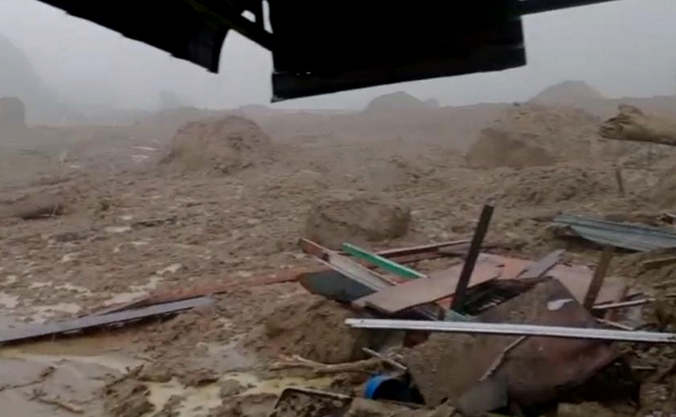 Banjir bandang melanda Humbang Hasundutan, Sumut, menewaskan 2 orang, melukai 4, dan membuat 5 warga hilang. Tim SAR masih mencari korban