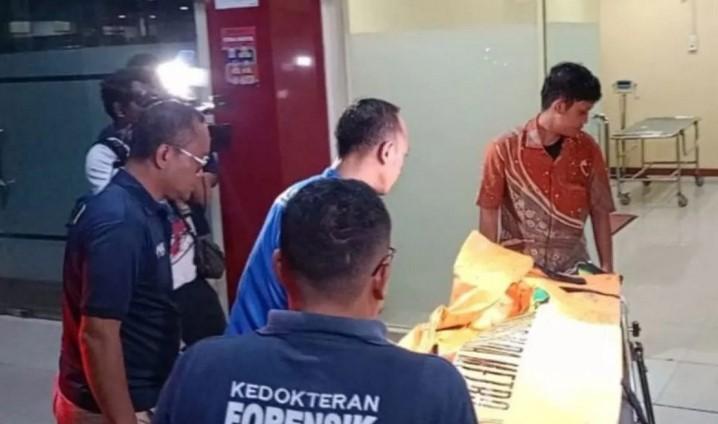 Dua kantong jenazah korban kebakaran Glodok tiba di RS Polri
