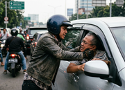 Aksi Pemotor Memiting Pengemudi Jadi Sorotan Publik