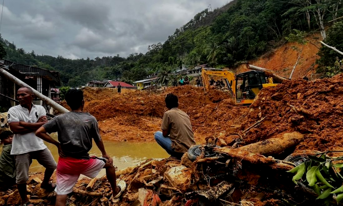 Di Sibolga, seorang ayah menggali puing longsor dengan cangkul untuk mencari jasad anak dan istrinya, memperlihatkan besarnya duka para korban bencana.