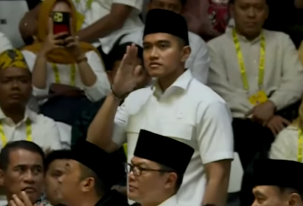 Prabowo menanggapi meriahnya sorakan untuk Kaesang dibanding Gibran dengan candaan bahwa Kaesang mungkin lebih ganteng, dalam momen yang menarik perhatian publik