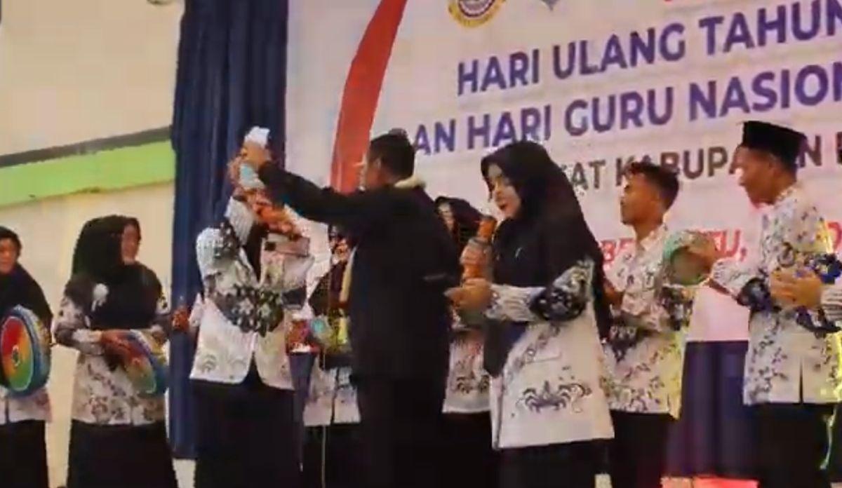 Hari Guru dan HUT ke-79 PGRI, Endang Suhendar, yang dijuluki "Raja Sawer" memberikan uang saweran ratusan juta rupiah kepada ribuan guru yang hadir.