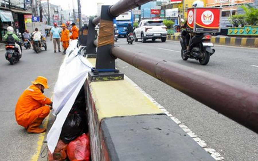 Warga Minta Sampah Numpuk di Ciputat Diangkut, Bukan Cuma Ditutup Terpal