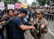 Viral Polisi Tak Berseragam Geledah Barang Massa
