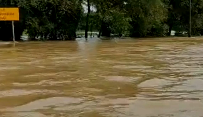 Relawan di Aceh Utara bekerja 24 jam mengoperasikan perahu untuk menyelamatkan korban banjir