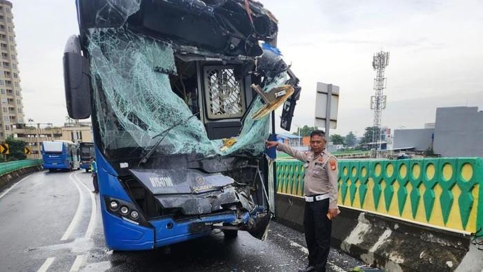 TransJakarta Pastikan Sopir Tertidur Picu Tabrakan di Jalur ‘Langit’ Kena Sanksi