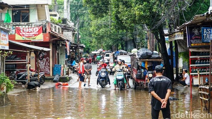Jalan Kemang Utara IX Tergenang, Arus Kendaraan Merayap