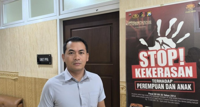 Seorang kakek di Gresik ditangkap polisi atas dugaan menghamili anak tetangganya. Ia diamankan saat hendak mengimami salat dan kini menjalani pemeriksaan hukum