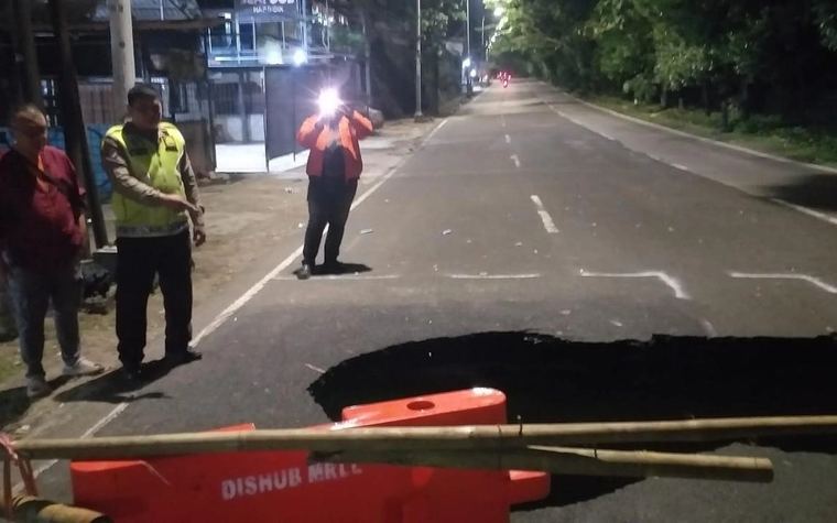 Kronologi Jalan Raya Lenteng Agung Amblas, Lubang Diduga Sedalam 3 Meter