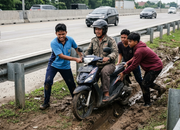 Aksi Viral Remaja Menolong Pengendara Motor yang Terperosok di Jalan Tol