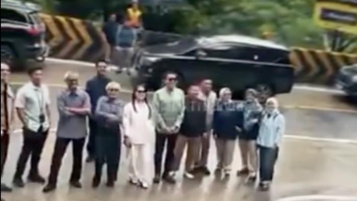 Viral Rombongan Mobil Dikawal Polisi Berhenti dan Berfoto di Sitinjau Lauik