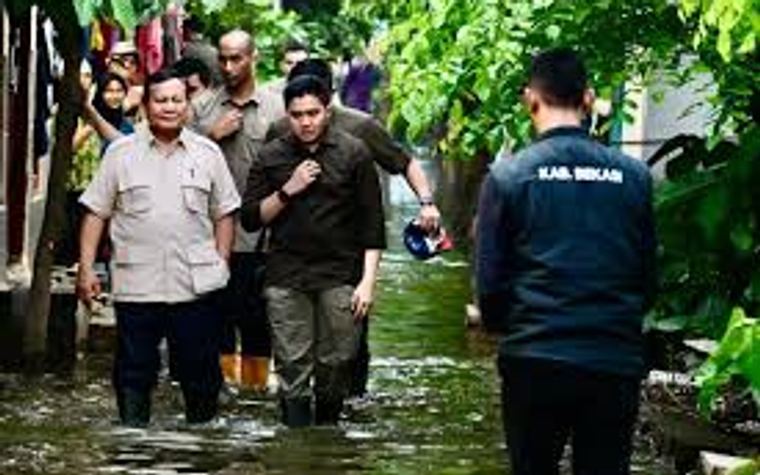 Presiden Prabowo Subianto mengunjungi masyarakat terdampak banjir di Bekasi
