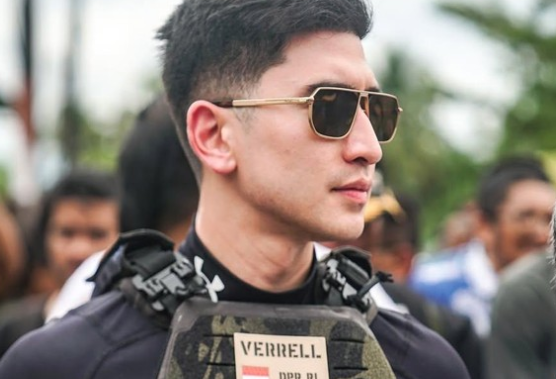 Verrell Bramasta mengungkap alasan memakai rompi taktis saat mengunjungi lokasi bencana di Padang, yang sempat menjadi sorotan publik